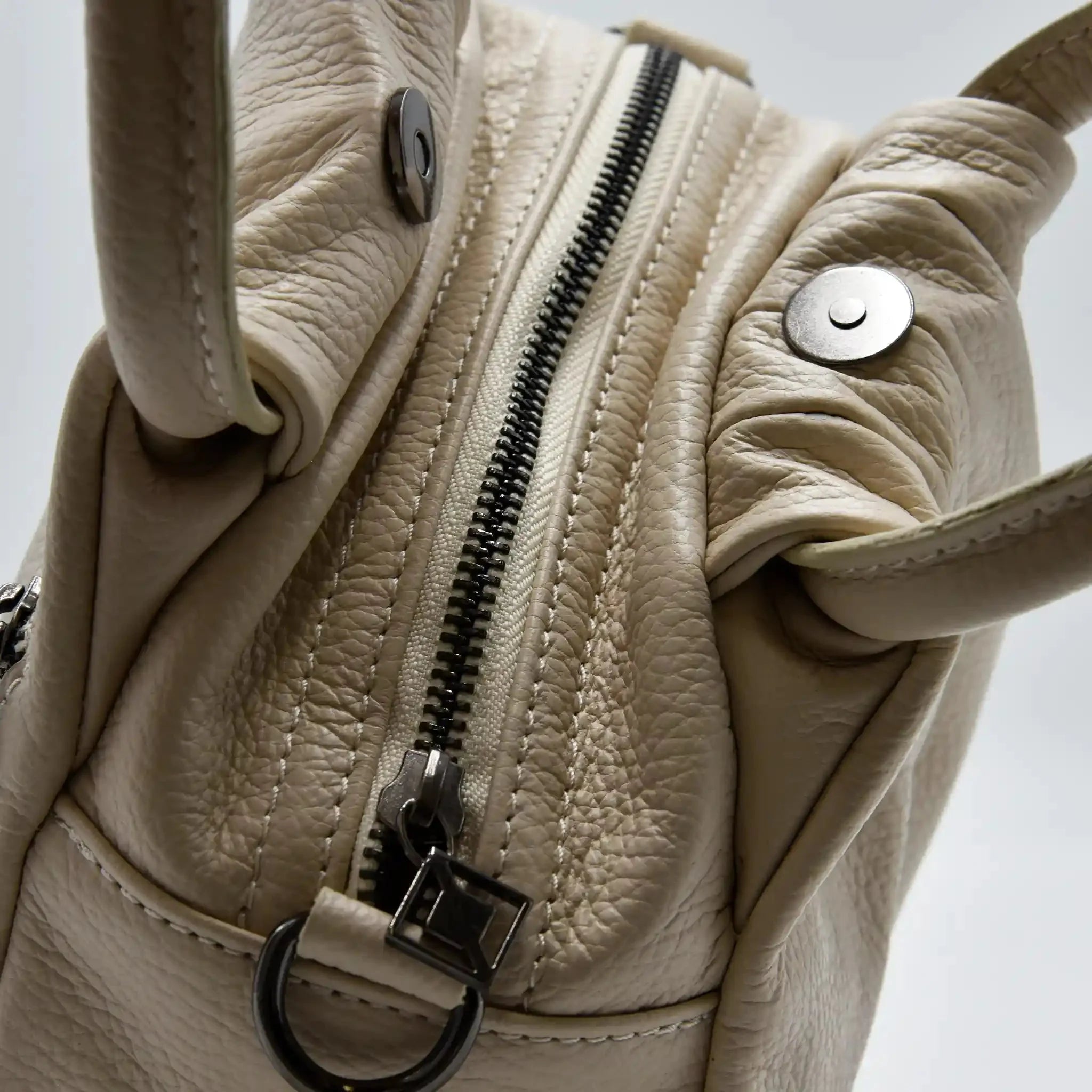 PETITE M - Borsa a mano in pelle martellata - CREMA - MIDMAIND™ | BRAND